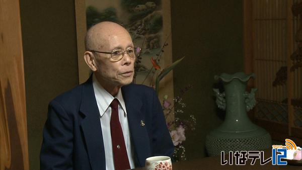 南箕輪村の長寿者訪問　唐木村長が長寿を祝う