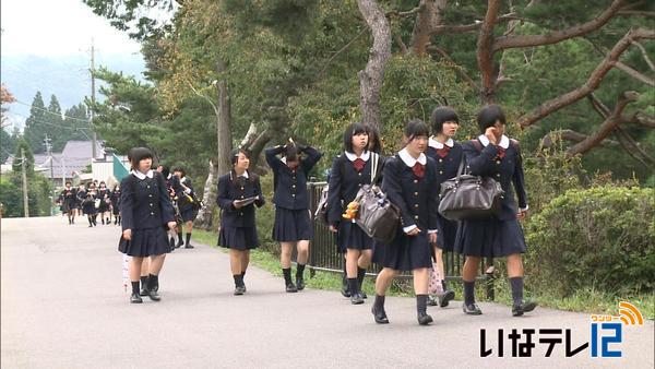 衣替え～伊那西高生徒が冬服で登校