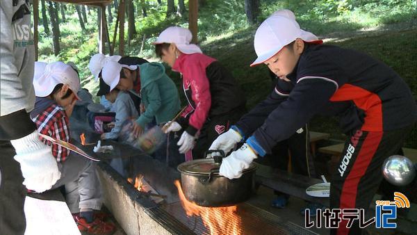 箕輪北小４年生が野外でカレー作り