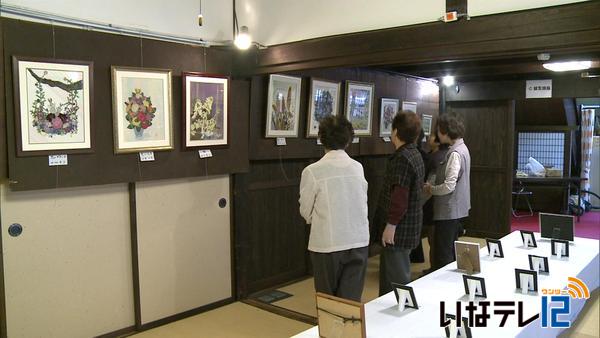 伊那市西町の旧井澤家住宅で押し花絵展