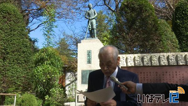 少年の塔の前で義勇軍の慰霊祭