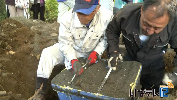 箕輪町で２０年ぶりにタイムカプセル掘り起こし