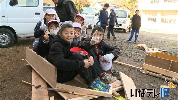 伊那北小６年２組がそりづくり