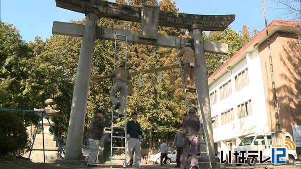 新年準備　坂下神社でしめ縄の取り付け