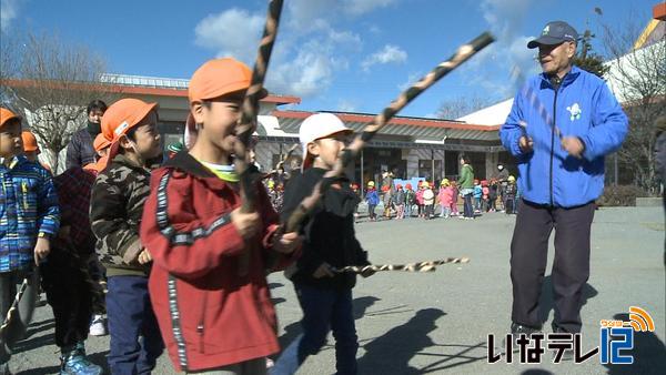 南箕輪村西部保育園の園児がお年寄りと小正月の伝統行事を体験