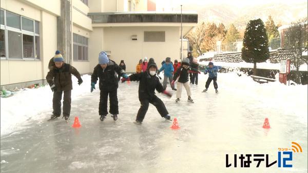 西春近北小学校　天然のリンクでスケート