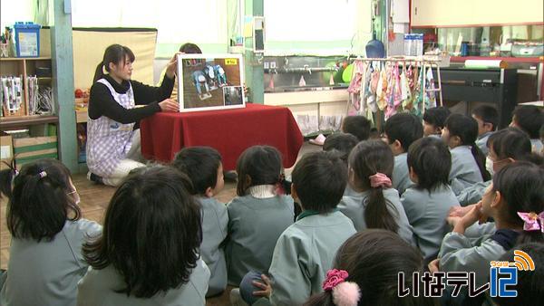 小学校の様子　写真紙芝居で紹介