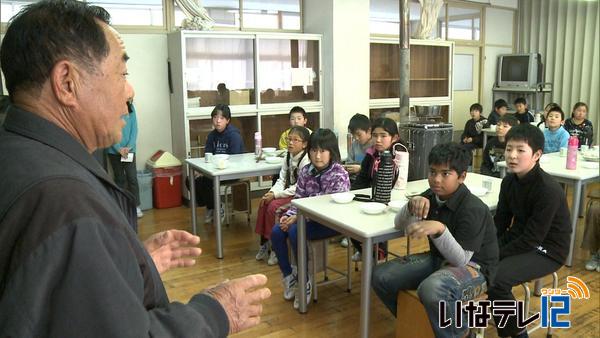 西箕輪小学校の児童が地域の人を招き感謝する会