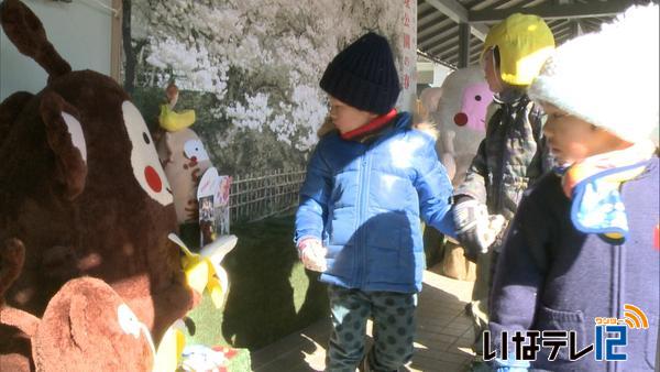 だるま市を前に　園児が人形飾りを見学