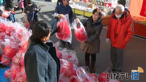 福を求めて　だるま市盛況