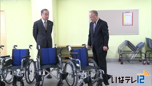 小さな親切運動で車いす寄贈