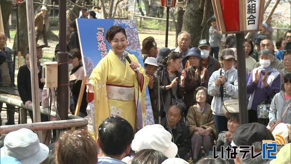 三沢あけみさん　桜吹雪の中「高遠ざくら」披露