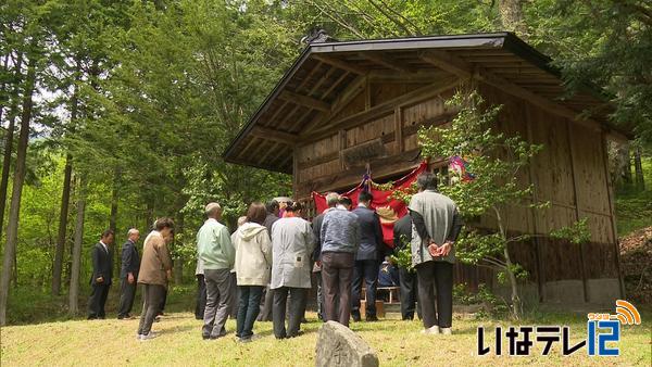 内の萱の駒嶽神社里宮で開山式