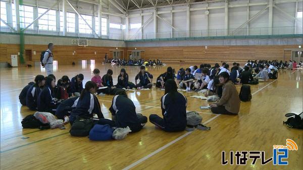 北園高校の生徒と信大農学部の学生が森林について意見交換