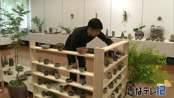 伊那市御園の陶芸家、伊藤真一さんが陶展