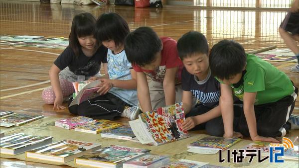 箕輪西小で選書会