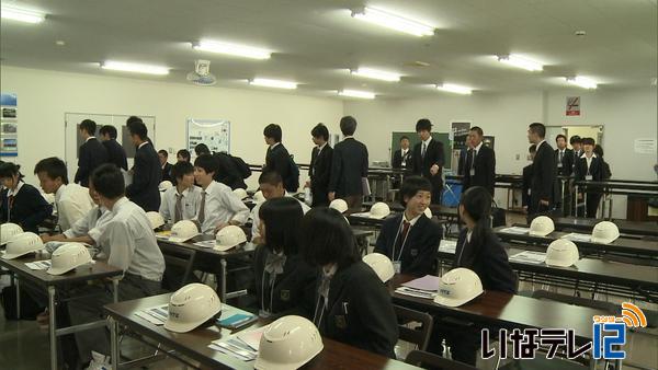 上伊那の高校生が企業を見学