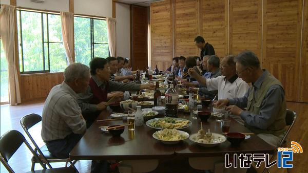 小沢区高齢者が五平餅と山菜を楽しむ