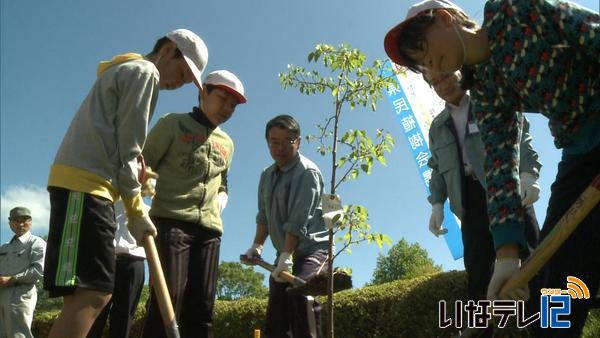 全国植樹祭の記念の苗木を植樹