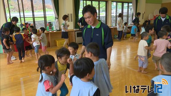 高遠高校の生徒が園児と音楽で交流