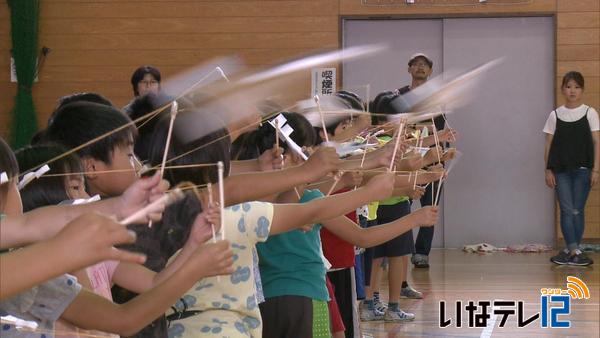 駒ヶ根工業高校コマレンジャー同好会が小学生と紙飛行機作る