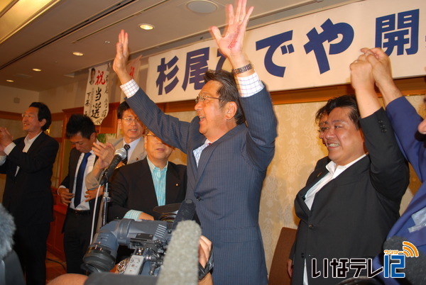 参院選　民進党新人の杉尾秀哉さんが初当選