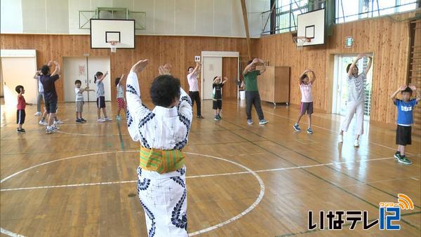 新山小で伊那節踊りの練習