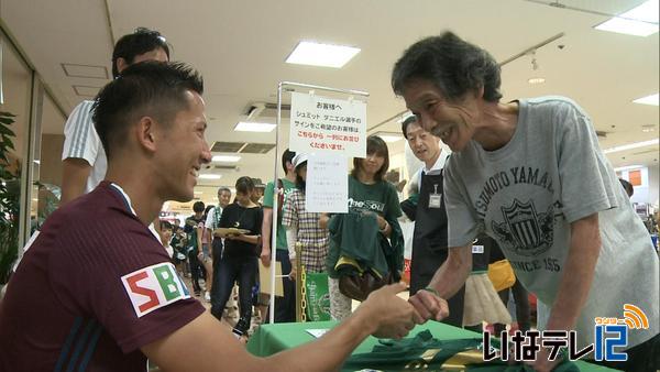 松本山雅ＦＣポップアップストアで選手のサイン会