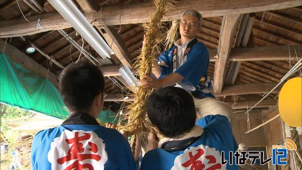 西春近諏訪形の御柱祭　氏子総出で縄ない作業