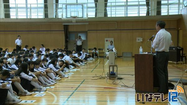 市長と語りた伊那　東部中生と意見交換