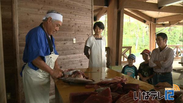 萱野高原でマグロ解体ショー