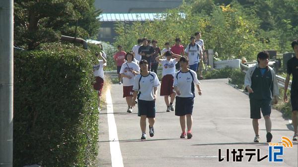 伊那弥生ヶ丘高校　秋晴れの下強歩大会