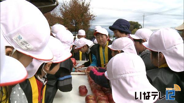 箕輪北小学校４年２組　育てたリンゴを販売