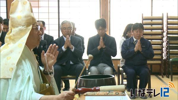 “花開く”コマ・だるまに合格祈願の願い込める