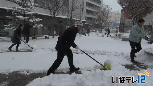 伊那地域でも雪　交通機関などに影響