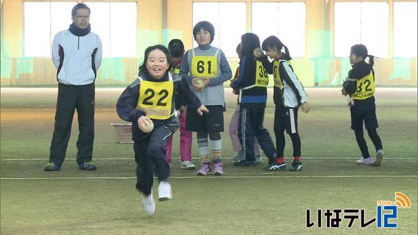 女子小学生ソフトボール教室始まる