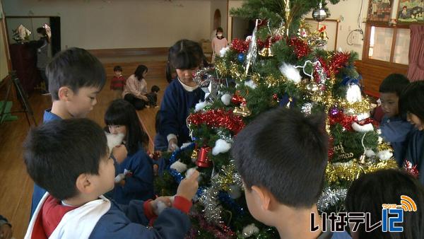 南箕輪村の北部保育園でクリスマスツリー飾り付け