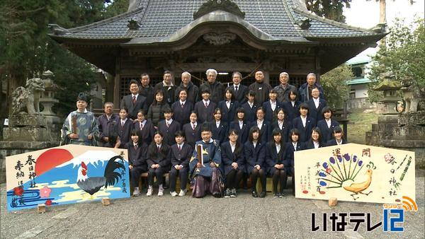 生徒が制作した酉の大絵馬　春日神社に奉納