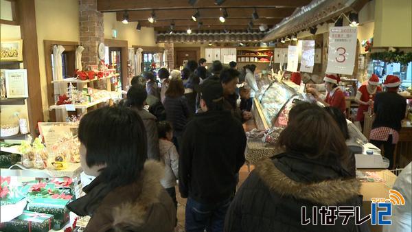 クリスマスイブ　菓子店賑わう