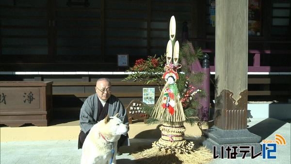 弘妙寺に笑顔の門松