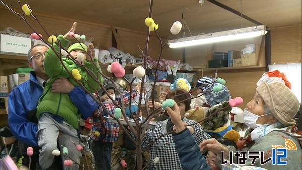 富県の園児と住民がまゆ玉飾り