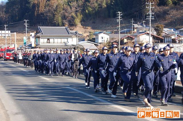 長谷村消防団　出初め式で初めての分列行進