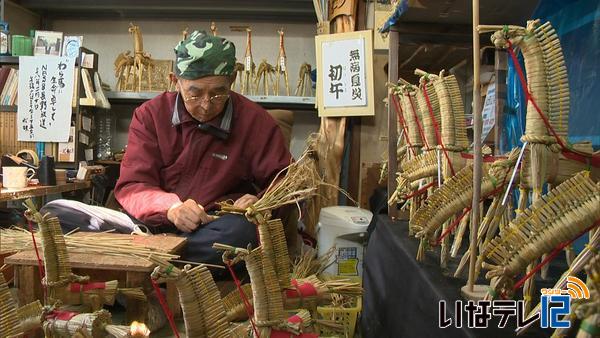 田中豊文さん　初午に向けワラ午づくり