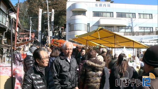 だるま市盛況　福だるま求めて