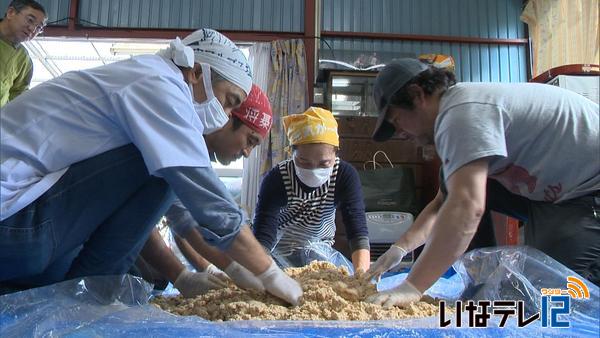 山小屋の管理人が味噌仕込み