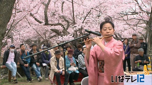 高遠城址公園で篠笛の演奏