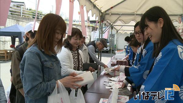 高遠中学校の生徒が観光客をおもてなし