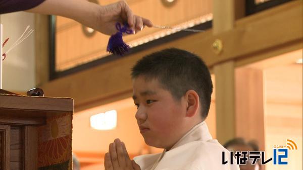 洞泉寺で小学6年生の寛将君　得度式