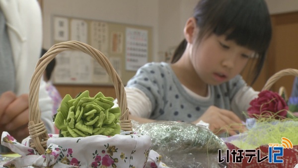 母の日を前に南箕輪村公民館で粘土の花づくり