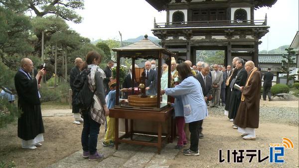 お釈迦様の誕生祝う　花まつり